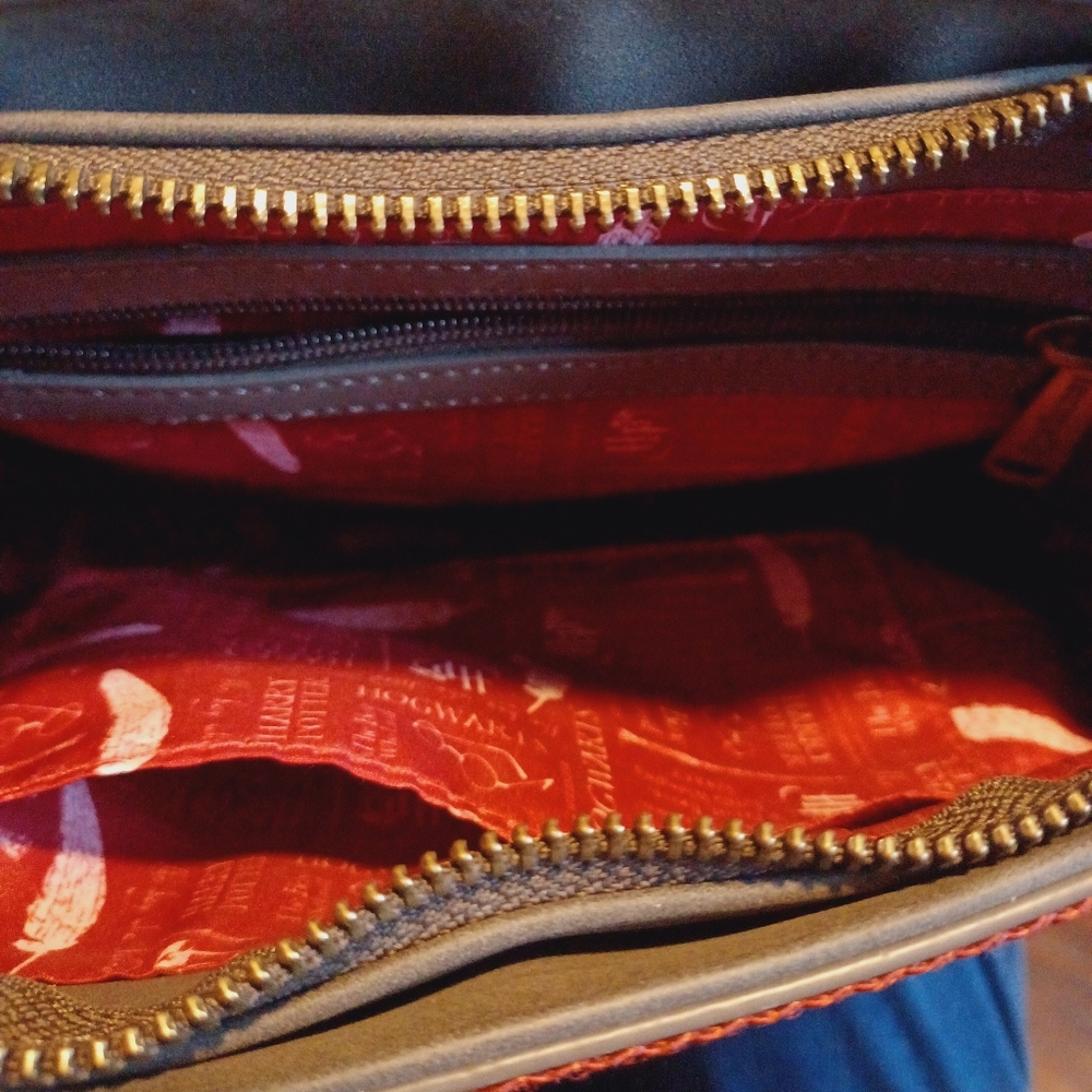 Uber RARE Harry Potter Gryffindor Gray Crossbody Purse Mini Backpack - Picture 6 of 6